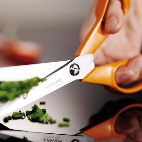 FISKARS_General_purpose_scissors_cutting-canvas-640